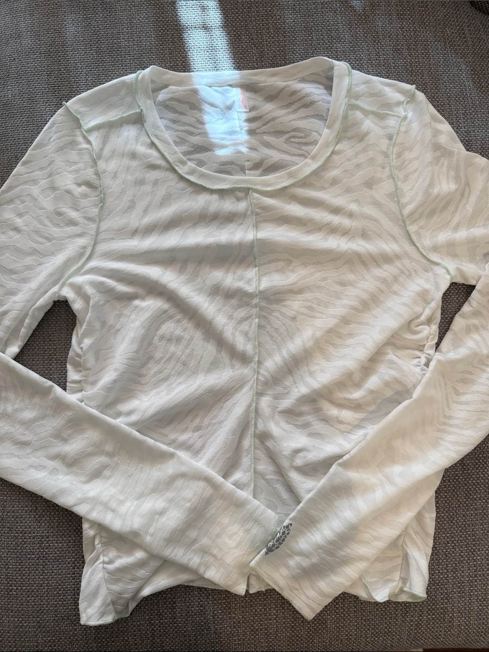FP Movment right on run - white pattern shirt LS size small